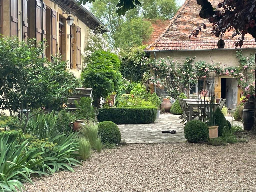 Bed and Breakfast Les Jardins Des Soussilanges Céron Exterior foto